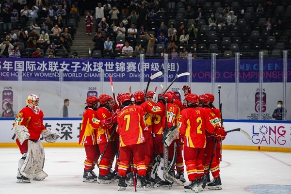 中國(guó)隊(duì)球員慶祝勝利。圖片來(lái)源：中國(guó)冰球協(xié)會(huì)