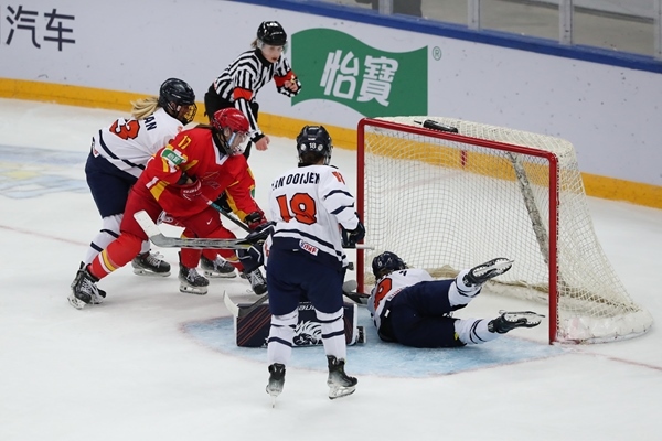 中國(guó)隊(duì)球員曲樂(lè)(左二)破門得分。圖片來(lái)源：中國(guó)冰球協(xié)會(huì) 此役中國(guó)隊(duì)首發(fā)陣容是詹佳慧、于柏巍、孔明會(huì)、趙啟男、曲樂(lè)、方新。比賽進(jìn)行至2分43秒，荷蘭隊(duì)率先取得進(jìn)球，1:0領(lǐng)先。失球后的中國(guó)隊(duì)打得更加積極主動(dòng)，多次獲得射門機(jī)會(huì)，但可惜沒(méi)有破門得分。 第二節(jié)39分34秒，中國(guó)隊(duì)曲樂(lè)在王佳欣和孔明會(huì)的助攻下破門，將比分扳平，這也是中國(guó)隊(duì)在本屆賽事中取得的首個(gè)進(jìn)球。 末節(jié)43分42秒，荷蘭隊(duì)球員勾人犯規(guī)，被判罰任意球。中國(guó)隊(duì)張夢(mèng)瑩執(zhí)行并打進(jìn)，2:1反超比分。最后階段，荷蘭隊(duì)撤下守門員，場(chǎng)上6人進(jìn)攻但未能進(jìn)球。最終，中國(guó)隊(duì)以2:1逆轉(zhuǎn)戰(zhàn)勝對(duì)手，取得本屆世錦賽首場(chǎng)勝利。 在昨日進(jìn)行的另外兩場(chǎng)比賽中，奧地利隊(duì)3:2力克斯洛伐克隊(duì)，法國(guó)隊(duì)2:1戰(zhàn)勝丹麥隊(duì)。三輪比賽過(guò)后，奧地利隊(duì)三戰(zhàn)全勝領(lǐng)跑積分榜，斯洛伐克隊(duì)和法國(guó)隊(duì)2勝1負(fù)分列二、三位，丹麥隊(duì)和中國(guó)隊(duì)1勝2負(fù)排在四至五位，荷蘭隊(duì)三戰(zhàn)皆負(fù)積分墊底。