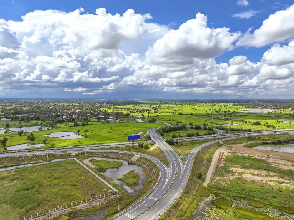 2024年9月25日在柬埔寨磅士卑省拍攝的金港高速公路（無人機照片）。連接柬埔寨首都金邊和最大深水海港西哈努克港的金港高速公路，是中柬共建“一帶一路”標(biāo)志性項目。