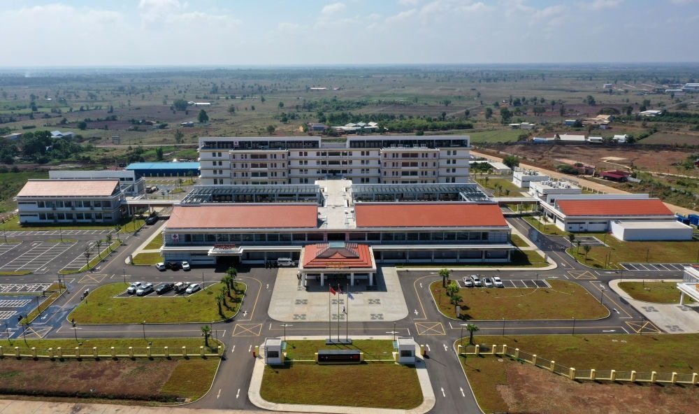 2022年2月17日在柬埔寨特本克蒙省新區(qū)拍攝的中國援柬埔寨特本克蒙省醫(yī)院。