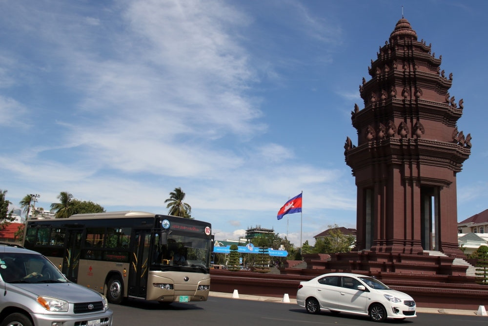 2018年1月5日，在柬埔寨金邊，一輛中國援助的“宇通”公交車經(jīng)過獨立紀念碑。