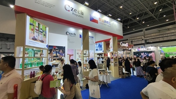 觀展者在各國展臺采購、咨詢。人民網記者 李彤攝