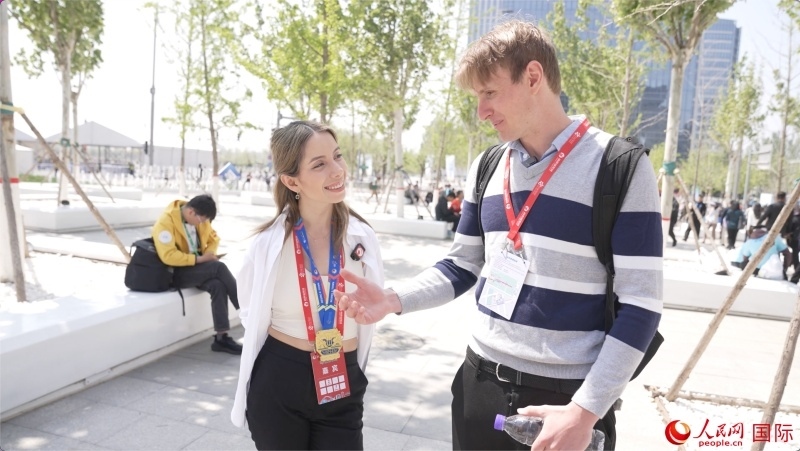 墨西哥的參賽選手阿蘭薩蘇?巴燕（左）與瑞士選手喬文韜。人民網(wǎng)記者 袁蒙攝