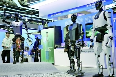 3月27日，在中關(guān)村展示中心常設(shè)展上，人形機器人“天工”向參觀者招手示意。新華社記者 鞠煥宗攝