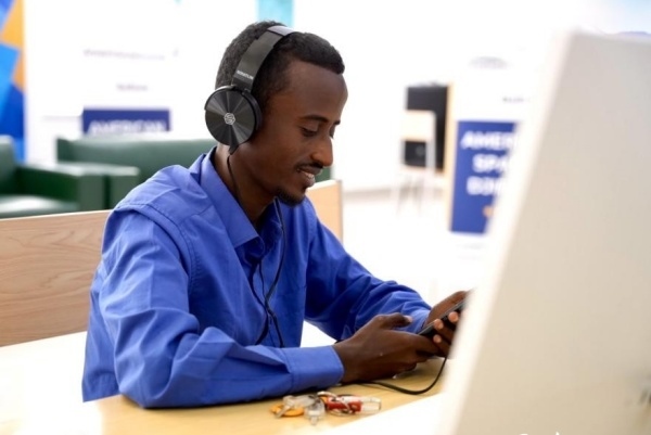 在明亮現(xiàn)代的信息技術(shù)閱覽室，當(dāng)?shù)刈x者正在沉浸式學(xué)習(xí)，塔里克·易卜拉欣攝