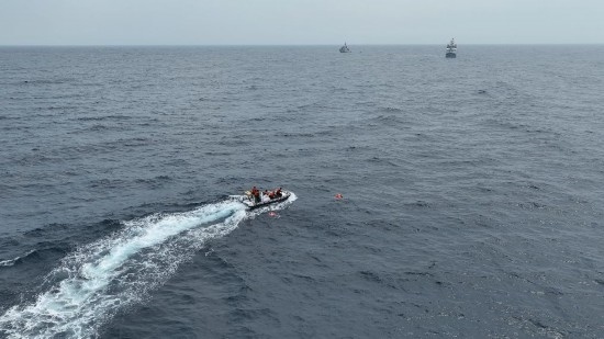 4月23日，中越海警開展海上聯(lián)合搜救演練，模擬營(yíng)救落水人員。（中國(guó)海警供圖）