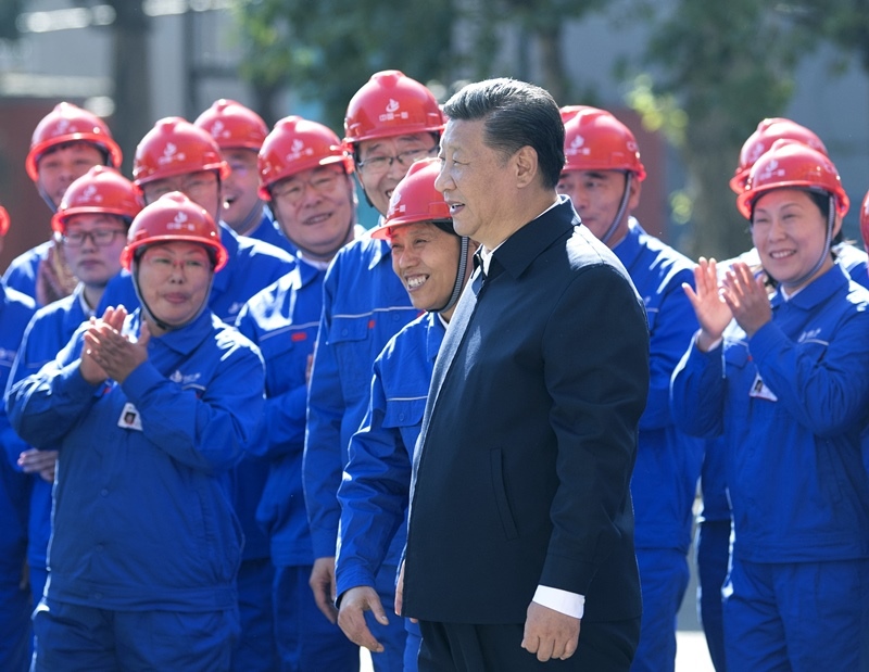 2018年9月26日，在中國一重集團，習近平總書記走到工人中間，同大家親切交流。