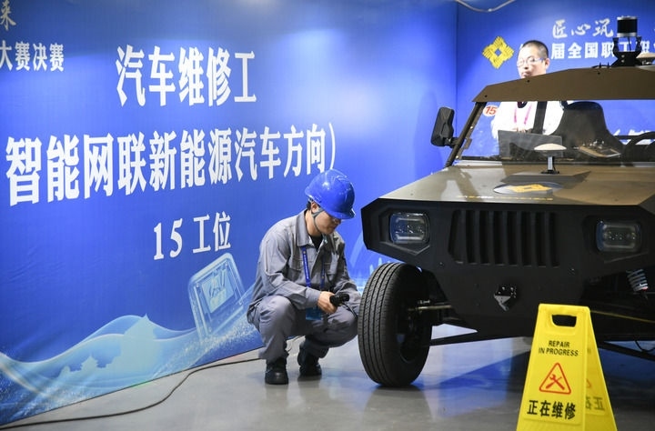 2024年9月11日，由全國總工會、人力資源和社會保障部等單位主辦的第八屆全國職工職業(yè)技能大賽決賽在陜西開幕。這是選手在位于西安國際會展中心的比賽場地參加汽車維修工（智能網(wǎng)聯(lián)新能源汽車方向）工種比賽。新華社記者 張博文 攝