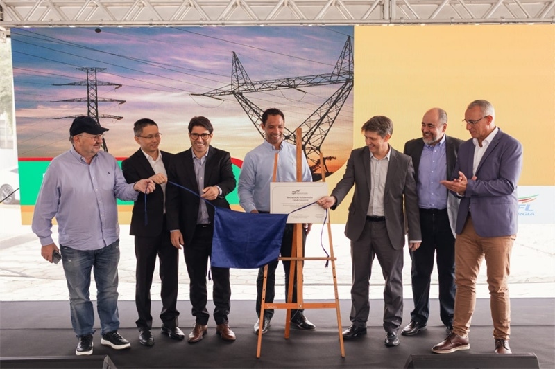 CPFL公司執(zhí)行副總裁弗拉維奧·恩里克·里貝羅（中）、CPFL輸電公司總裁李甫（左二）、南里奧格蘭德州州議員阿洛伊西奧·克拉斯曼（左一）、州長代表豪爾赫·波佐邦（右一）等出席投運儀式。 中國國家電網(wǎng)巴西電力CPFL公司供圖