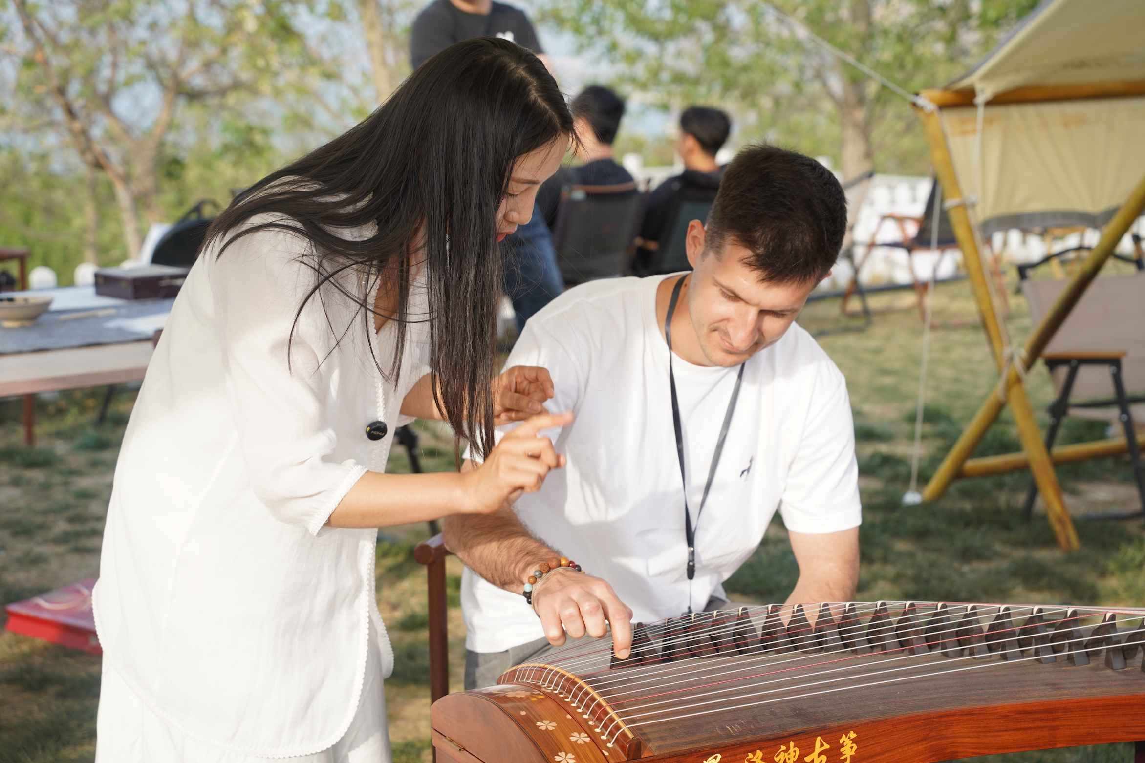 外媒體記者古箏體驗(yàn)。主辦方供圖