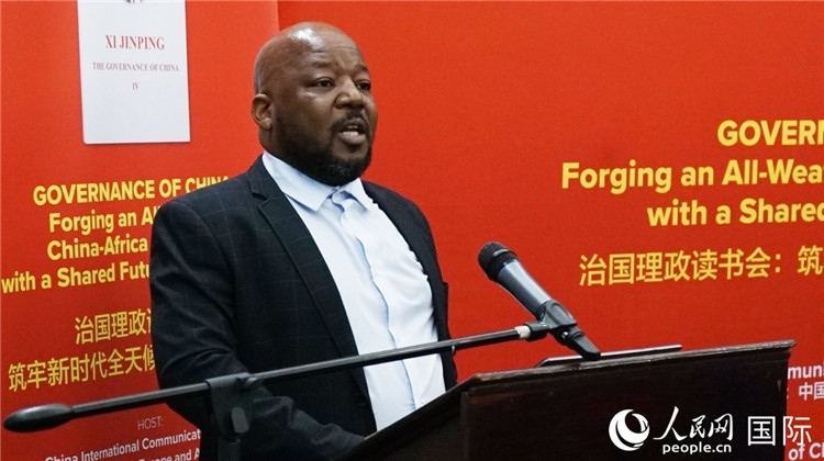 南非國(guó)家行政學(xué)院國(guó)際關(guān)系和伙伴部主任邦加迪·瑪伊麥勒在讀書(shū)會(huì)上發(fā)言。人民網(wǎng) 劉暢攝