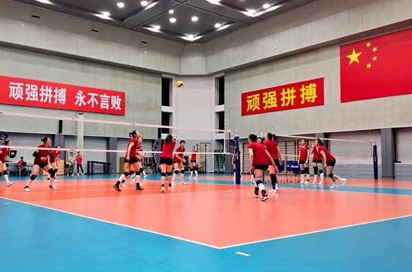 4月28日，中國女排在主教練趙勇的帶領(lǐng)下進(jìn)行訓(xùn)練。人民網(wǎng)記者 胡雪蓉攝