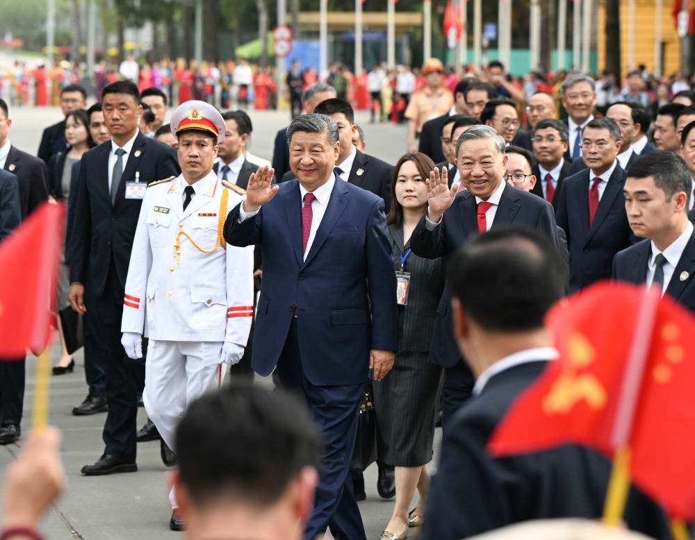 4月14日，中共中央總書(shū)記、國(guó)家主席習(xí)近平抵達(dá)河內(nèi)對(duì)越南進(jìn)行國(guó)事訪問(wèn)。當(dāng)日下午，越共中央總書(shū)記蘇林為習(xí)近平舉行隆重歡迎儀式。這是歡迎儀式后，習(xí)近平和蘇林一同步行前往越共中央駐地舉行會(huì)談時(shí)，向歡迎人群揮手致意。新華社記者 張領(lǐng) 攝