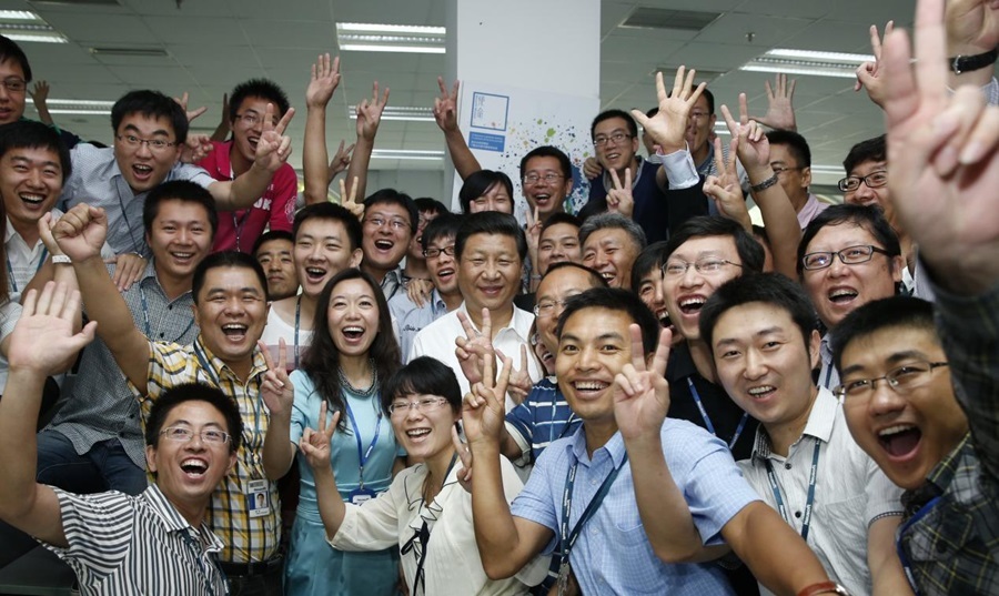 2013年8月29日，習近平總書記在東軟集團（大連）有限公司同年輕員工親切合影。新華社記者 鞠鵬 攝