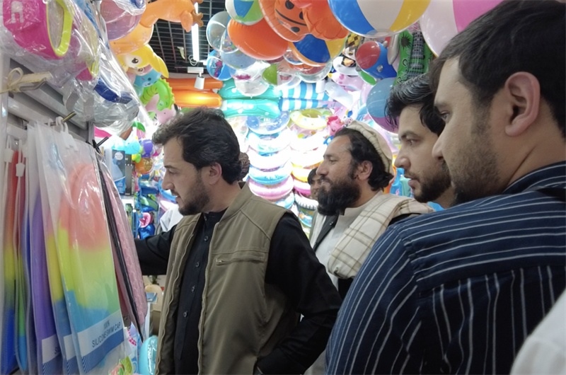 代表團在義烏國際商貿(mào)城參觀。CGTN記者 楊剛攝