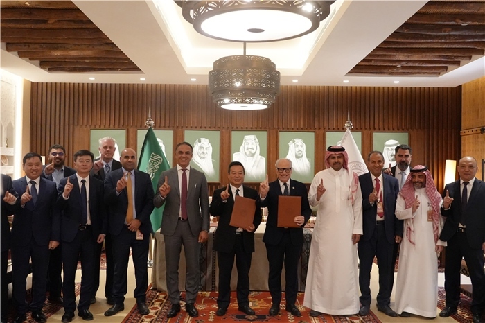 簽約合影。中國(guó)鐵建供圖