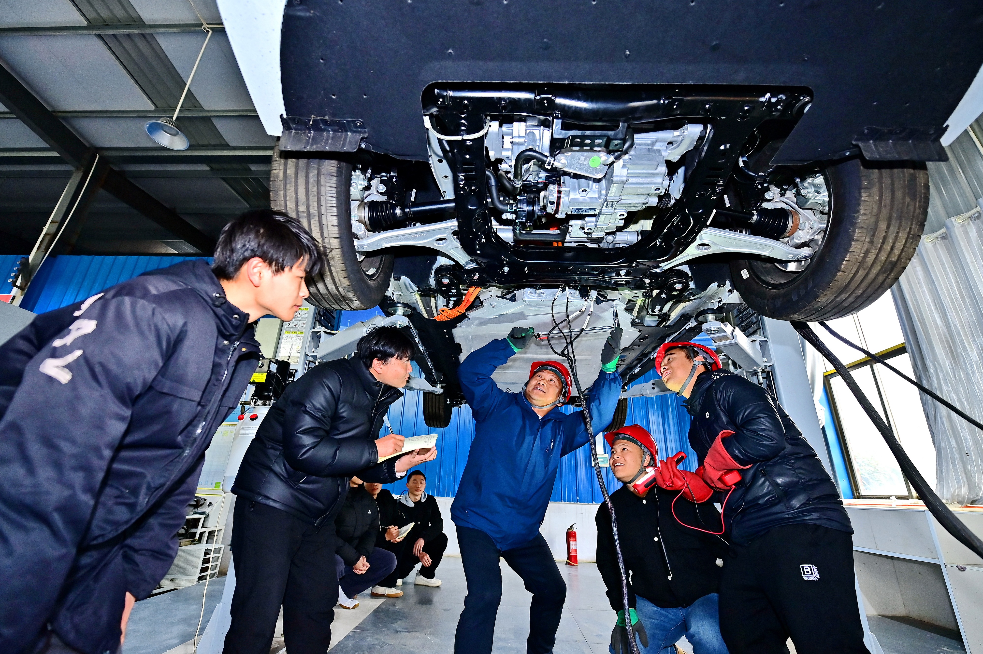 2025年2月，江西省宜春市，豐城市的一所技工學(xué)校實(shí)訓(xùn)基地內(nèi)，新能源汽車(chē)運(yùn)維專(zhuān)業(yè)學(xué)生在老師的指導(dǎo)下學(xué)習(xí)新能源汽車(chē)電池包檢修技術(shù)。