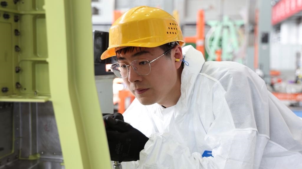 在中國航空工業(yè)集團成飛車間內(nèi)，飛機鉚裝鉗工首席操作技師馮攀龍正在工作。（新華社發(fā)）