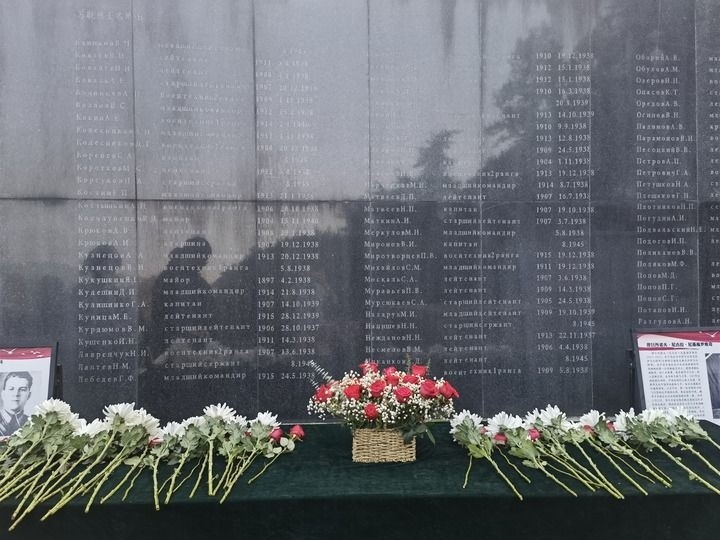 在南京抗日航空烈士紀(jì)念館鐫刻有蘇聯(lián)籍抗日航空英烈名錄的紀(jì)念碑前，擺放著人們獻(xiàn)上的鮮花（2024年11月22日攝）。新華社記者 邱冰清 攝