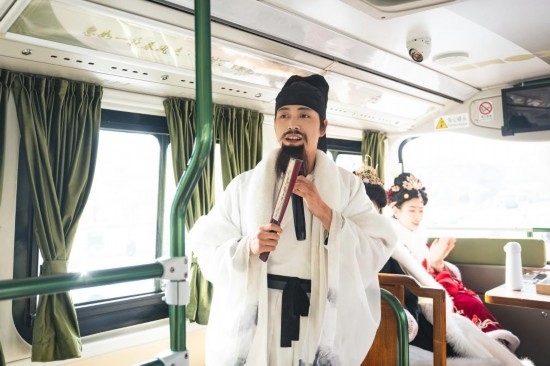 身著古裝的“伴游”在“長安尋夢”主題觀光車上為游客講解。（受訪者供圖）