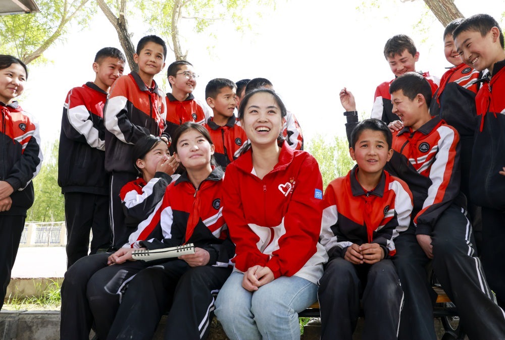 4月23日，在新疆克州阿圖什市哈拉峻鄉(xiāng)謝依特小學(xué)，支教教師高淑賢和學(xué)生們在一起。