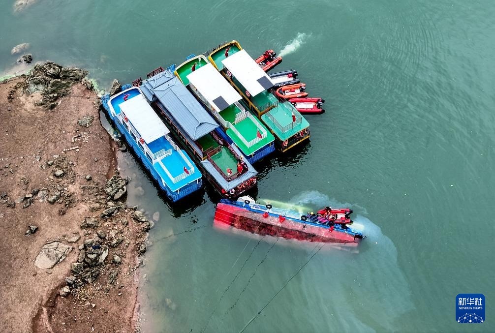 5月5日，救援人員在對傾覆船只進行搜救（無人機照片）。新華社記者 劉續(xù) 攝