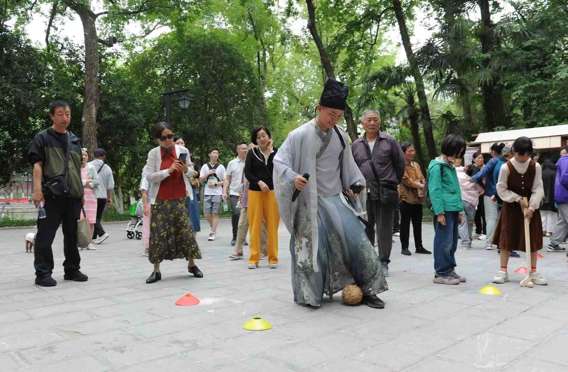 2025年5月3日，安徽省合肥市包公園景區(qū)，游客正在參與“蹴鞠”體育活動(dòng)。（圖片來源：視覺中國）