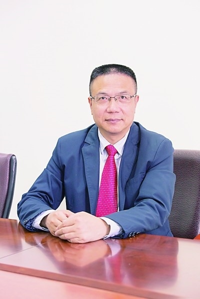 徐飛 教授、博士生導師。歷任上海交通大學副校長、西南交通大學校長、上海財經(jīng)大學常務副校長，現(xiàn)任福耀科技大學常務副校長。國務院政府特殊津貼專家。先后兼任中國鐵道學會副理事長，中國管理學會組織與戰(zhàn)略專業(yè)委員會副主任，教育部高等學校創(chuàng)新創(chuàng)業(yè)教育指導委員會副主任，中國高等教育學會創(chuàng)新創(chuàng)業(yè)教育分會理事長，中國高質(zhì)量MBA教育認證（CAMEA）工作委員會副主任，中國職業(yè)技術(shù)教育學會副會長等。主要研究領(lǐng)域為戰(zhàn)略管理、競爭戰(zhàn)略與博弈論、創(chuàng)新創(chuàng)業(yè)、跨文化戰(zhàn)略領(lǐng)導力等。出版著作20余部。