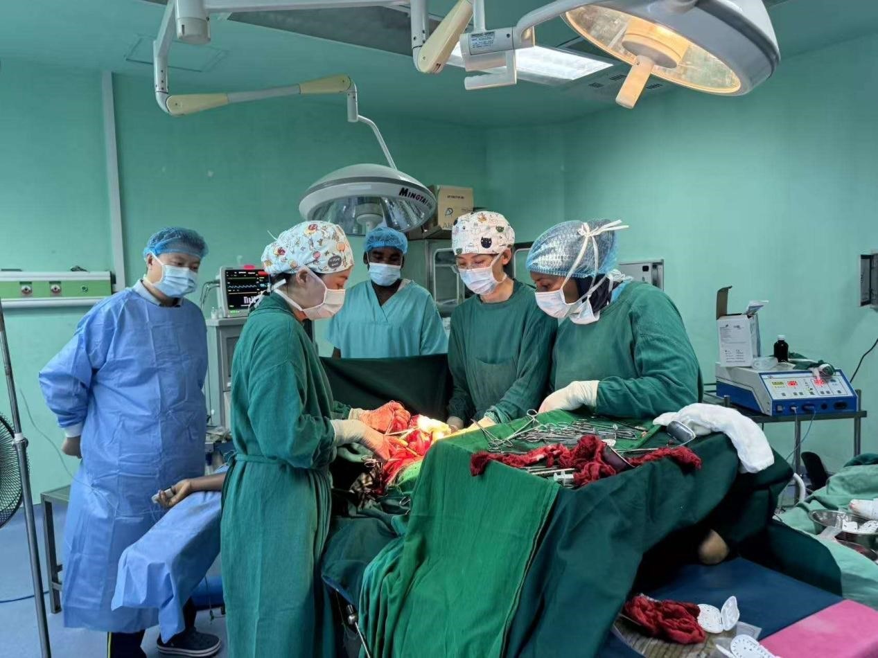 中國(guó)醫(yī)療隊(duì)專家與當(dāng)?shù)蒯t(yī)生協(xié)同手術(shù)。中國(guó)援桑醫(yī)療隊(duì)供圖