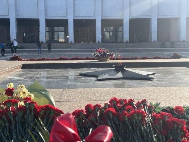 當(dāng)?shù)貢r(shí)間5月6日下午，莫斯科勝利廣場上的長明火兩旁放滿鮮花。