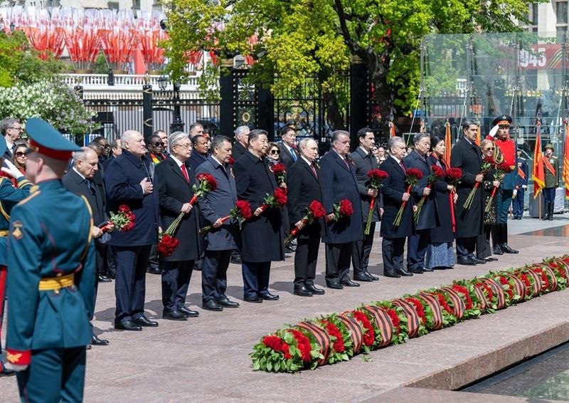 △當(dāng)?shù)貢r(shí)間5月9日，紀(jì)念蘇聯(lián)偉大衛(wèi)國(guó)戰(zhàn)爭(zhēng)勝利80周年慶典結(jié)束后，習(xí)近平主席同其他國(guó)家領(lǐng)導(dǎo)人一起從紅場(chǎng)來(lái)到亞歷山大花園，向無(wú)名烈士墓獻(xiàn)花，并肅立默哀。