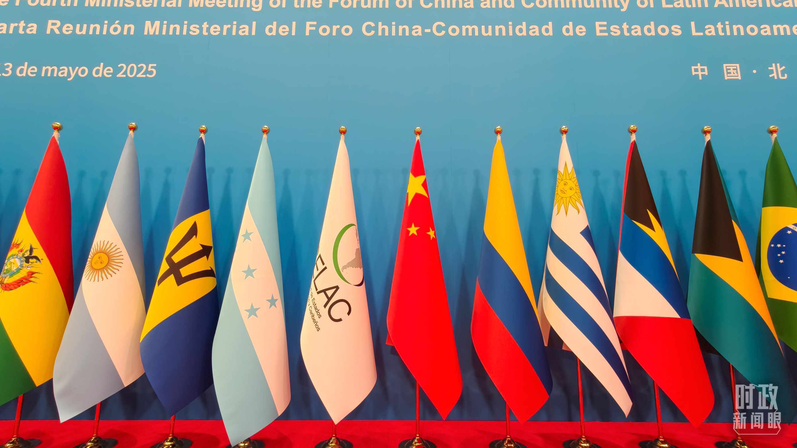 開幕式現(xiàn)場的旗陣。（總臺央視記者陸泓宇拍攝）