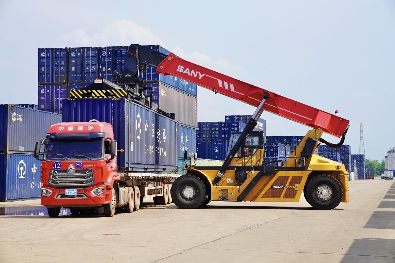 在中老鐵路萬(wàn)象南鐵路貨運(yùn)口岸站，起重機(jī)正在吊裝集裝箱。劉瑩嘉攝