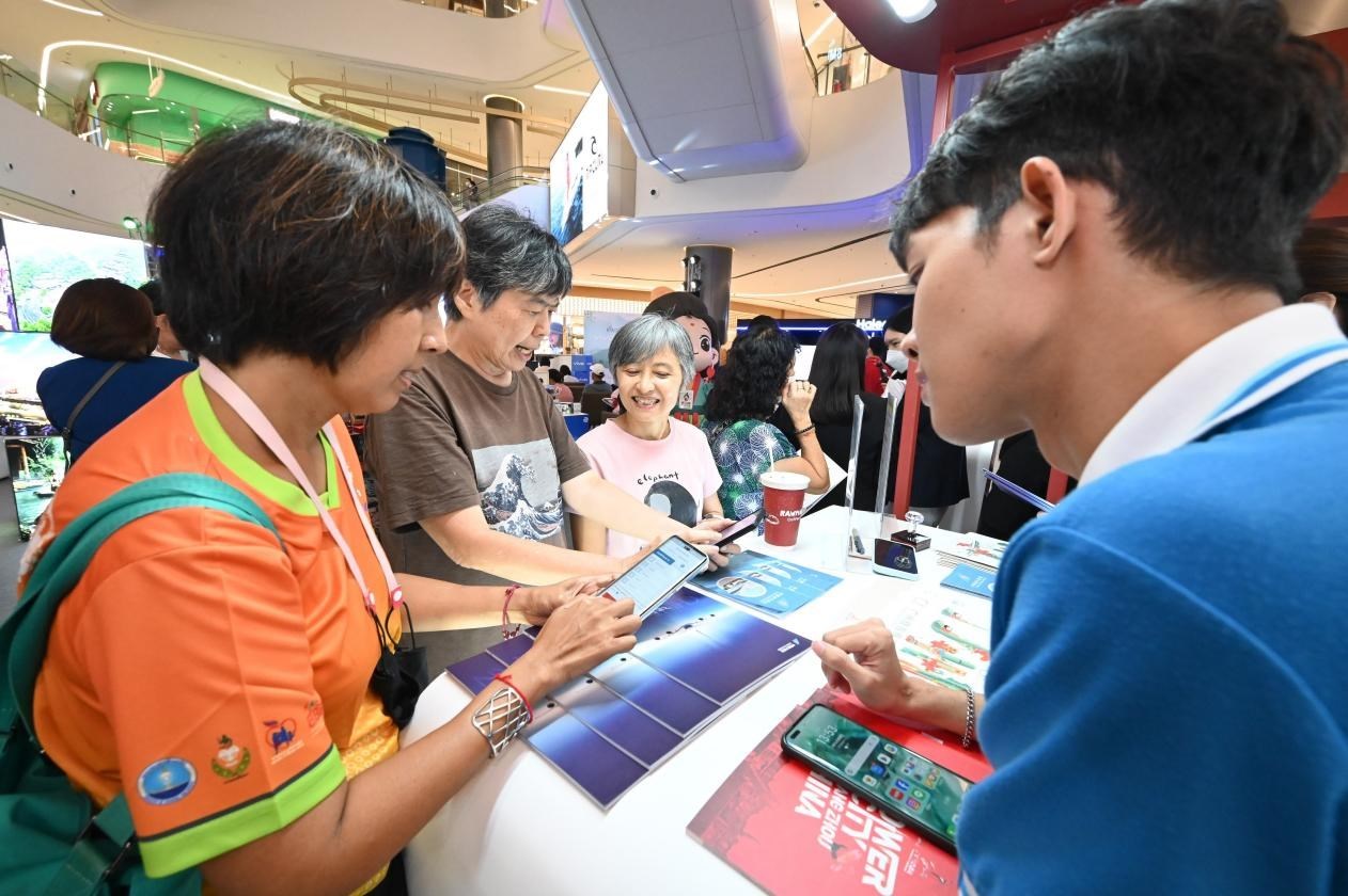 游客在航空公司展臺前了解機票優(yōu)惠活動。主辦方供圖