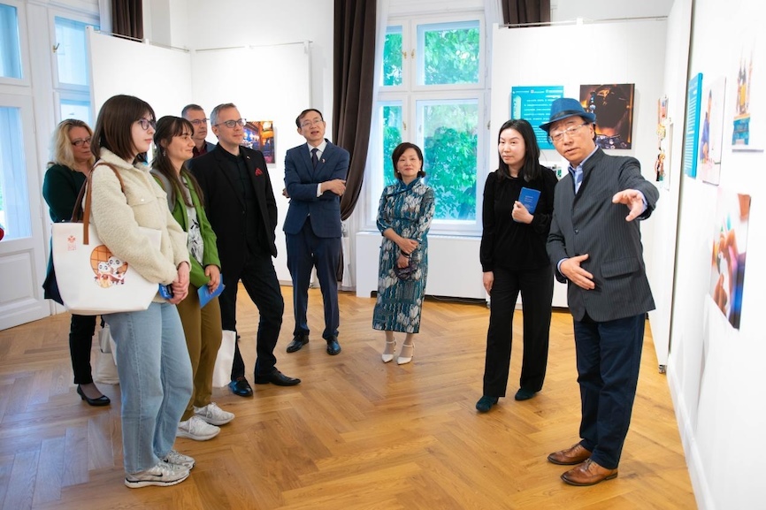 藝術(shù)家李守白現(xiàn)場導(dǎo)覽。圖片由布達佩斯中國文化中心供圖