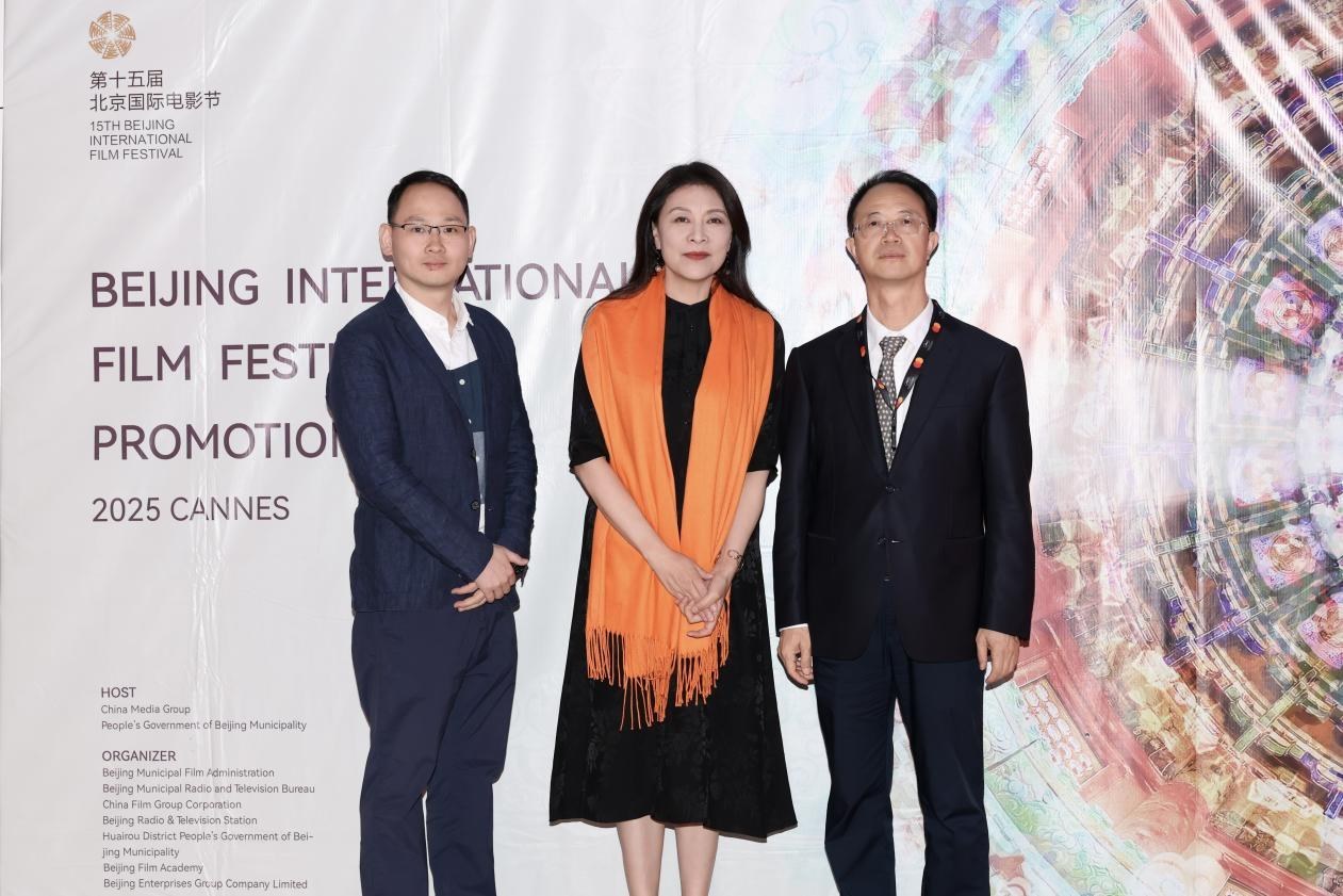 余俊生（右一）與《走走停?！穼?dǎo)演龍飛（左一）、演員岳紅（左二）合影。主辦方供圖