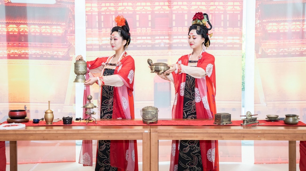 法門寺地宮出土文物一比一復(fù)刻的宮廷茶器。中國(guó)駐大阪旅游辦事處供圖