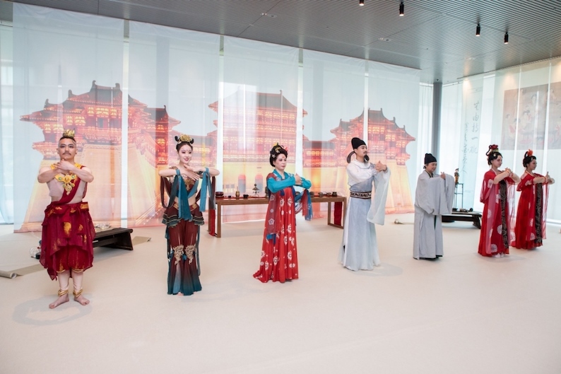 眾人行唐代插手禮。中國(guó)駐大阪旅游辦事處供圖