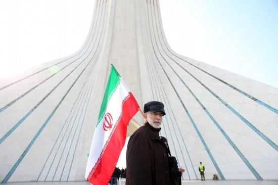 2月10日，在伊朗首都德黑蘭阿扎迪廣場，民眾參加紀(jì)念伊朗伊斯蘭革命勝利46周年集會。新華社記者沙達(dá)提攝