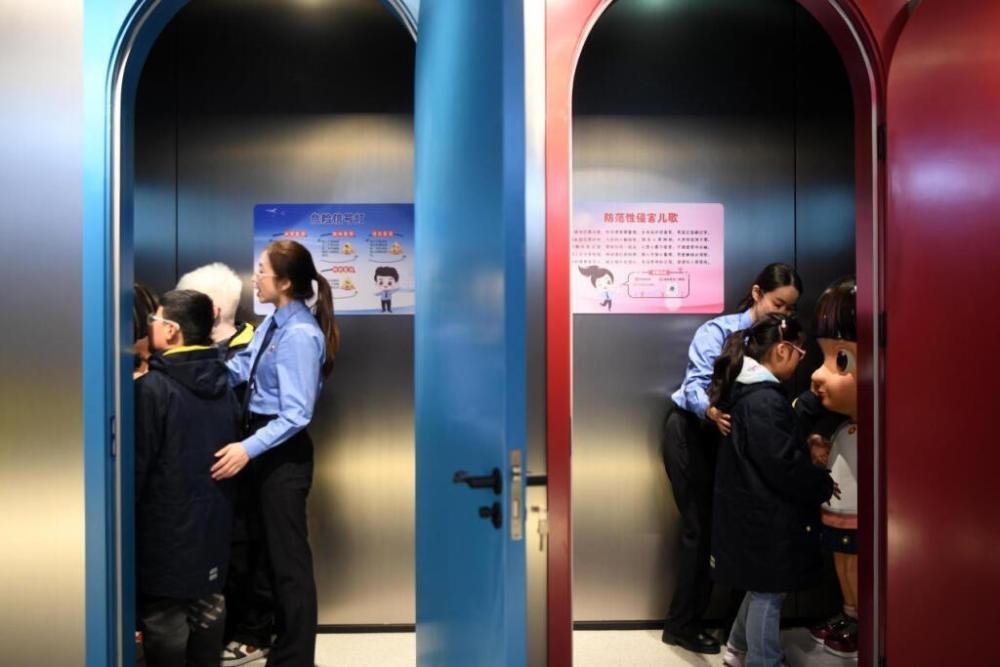 2025年4月2日，殘障兒童在無(wú)障礙青少年法治教育基地體驗(yàn)。