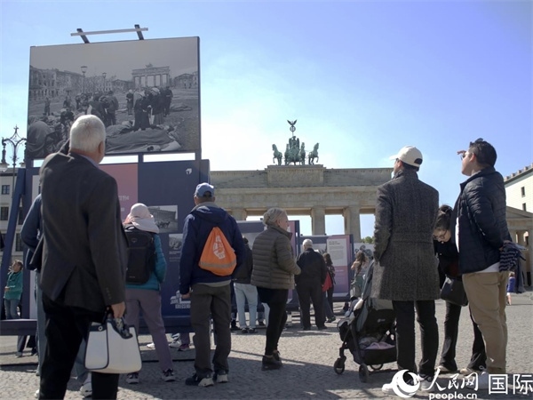 圖為勃蘭登堡門(mén)前，市民們?cè)趨⒂^(guān)歷史圖片展。人民網(wǎng) 肖晶攝