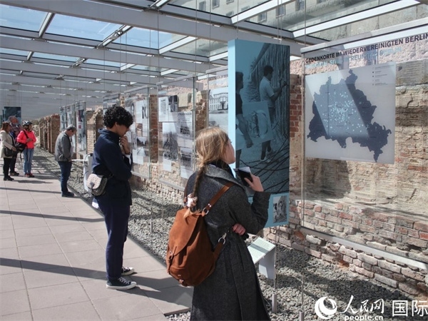 圖為游客們?cè)趨⒂^(guān)柏林
