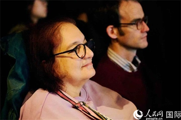 英國(guó)觀眾觀看巡展影片。楊浩鵬攝