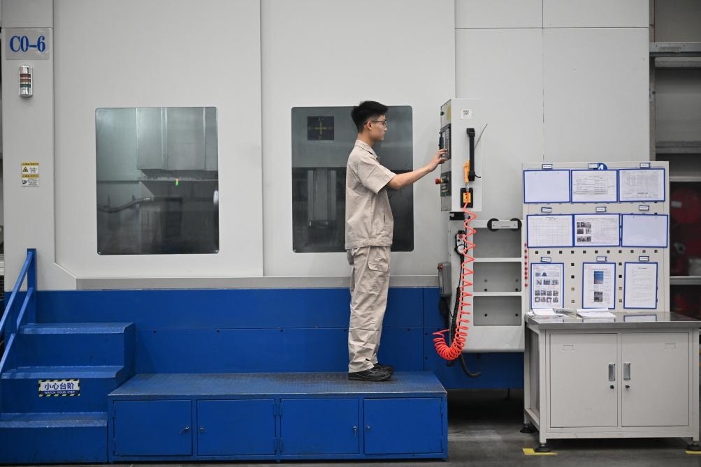 近日，工人在洛陽軸承集團股份有限公司的智能生產(chǎn)線上作業(yè)。新華社記者 李嘉南 攝