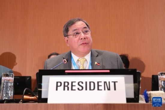 5月20日，在瑞士日內(nèi)瓦，第78屆世界衛(wèi)生大會(huì)主席赫爾博薩宣布審議通過“大流行協(xié)定”。新華社記者 杜哲宇 攝