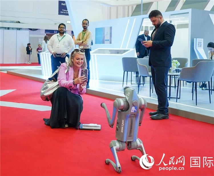 與會嘉賓被中企機器人吸引。人民網(wǎng) 塔里克·易卜拉欣攝