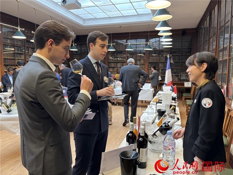 法國嘉賓與參展云南企業(yè)代表交流。人民網(wǎng)記者 于超凡攝