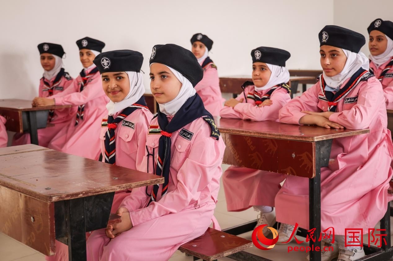阿爾穆塔?阿里卡特國際學(xué)校的學(xué)生在教室內(nèi)上課。人民網(wǎng)記者 薛丹攝