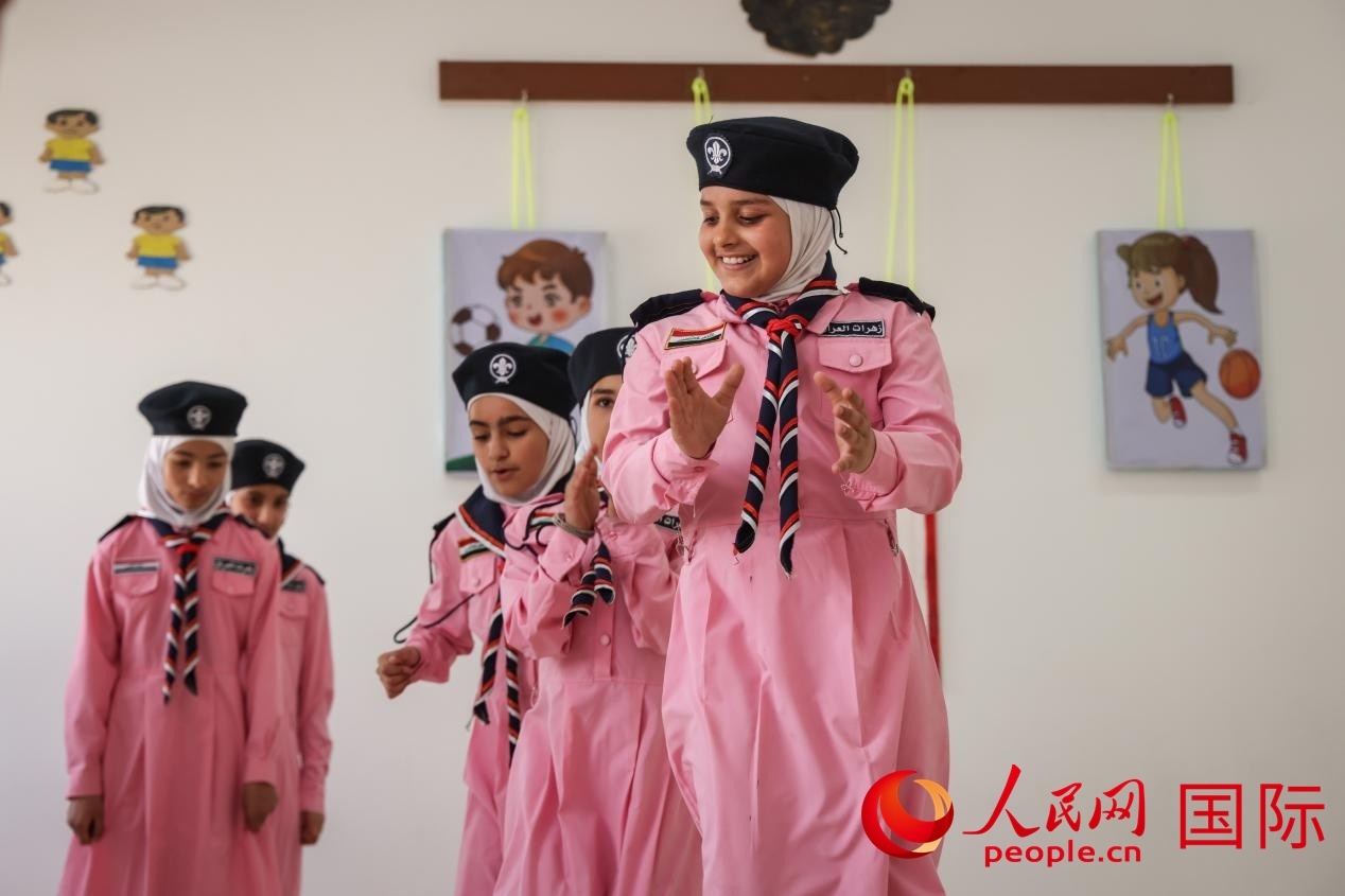 阿爾穆塔?阿里卡特國際學(xué)校的學(xué)生在展示課間活動(dòng)。人民網(wǎng)記者 薛丹攝