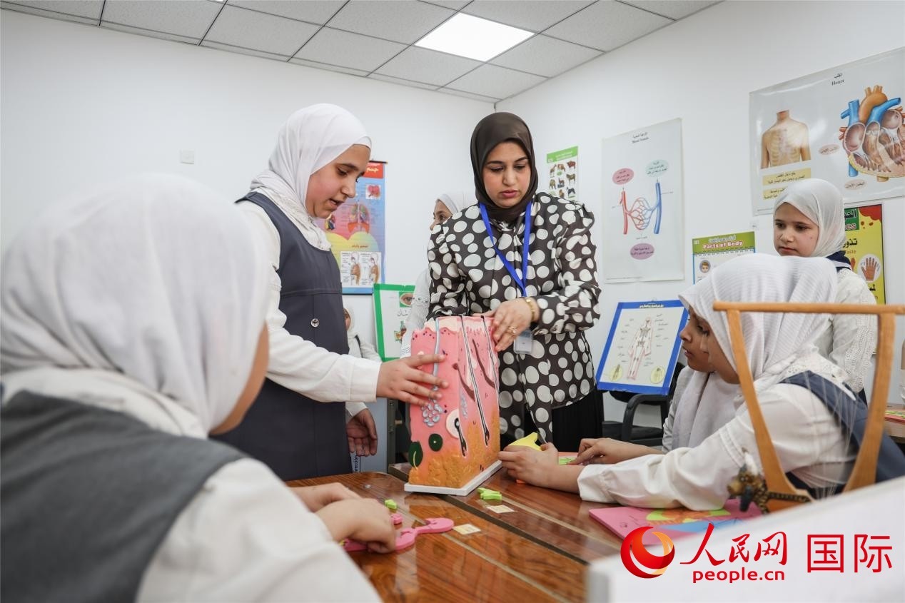 圖為阿爾·圖拉女子學(xué)校學(xué)生在上生物課。人民網(wǎng)記者 薛丹攝